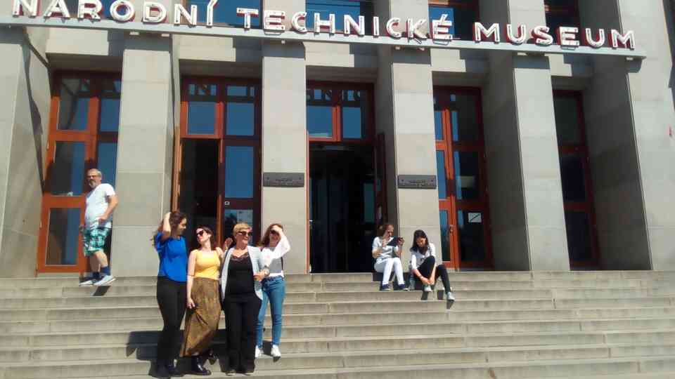 Ispred Nacionalnog tehničkog muzeja u Pragu